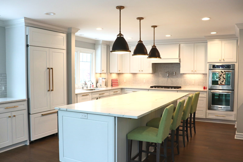Gallery #10 - Semi-custom Kraftmaid Vantage white kitchen with large island